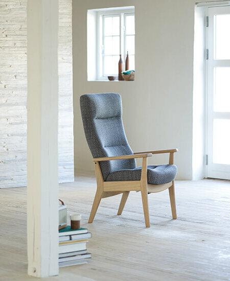 Model Plus 5970, grå lænestol med bøgestel i lyst miljø